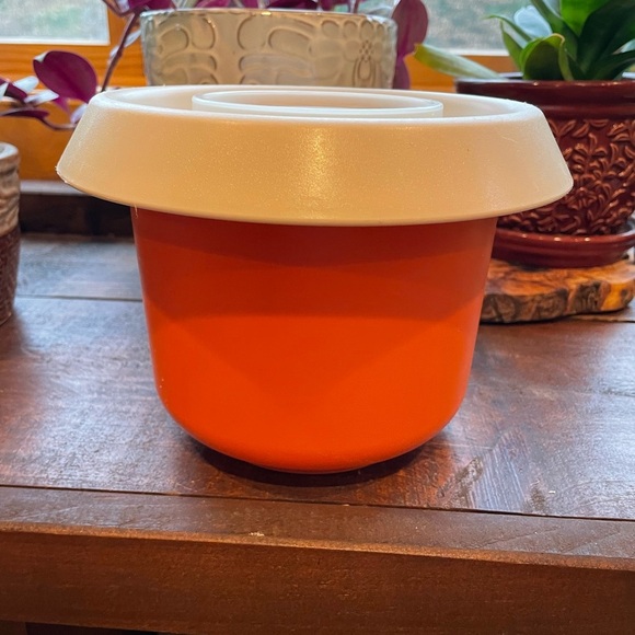Tupperware Orange Mixing Bowl with Splash Proof Lid, 1.5 Liter vintage - Picture 1 of 8